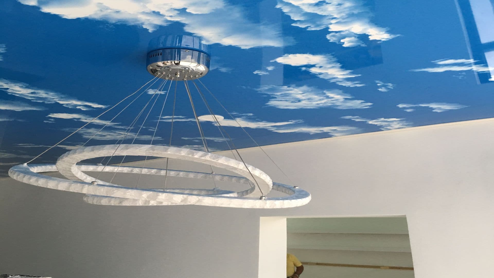 Spanndecken Motive und Licht: Die perfekte Kombination für Atmosphäre