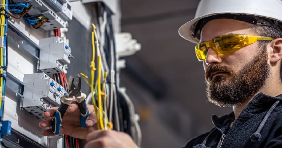 DGUV V3 Prüfung: Wer ist verantwortlich und was wird geprüft?
