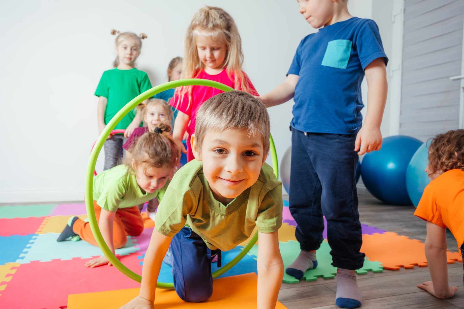 Tolle Indoor Spiele Kinder für kalte und nasse Tage