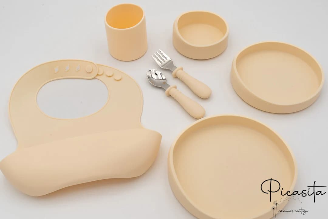 Rutschfester Kinderteller aus Silikon – personalisiert und perfekt für selbstständiges Essen