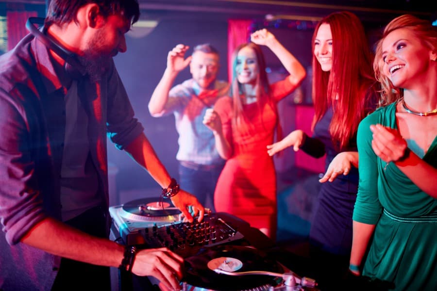 DJ Hochzeit vs. Live-Band: Vor- und Nachteile im Vergleich