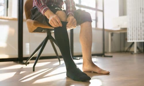 Ein Fuß vor den anderen, unterstützt von Neuro Socks