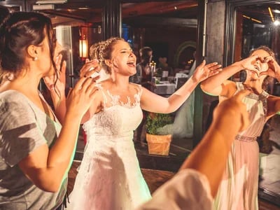 DJ Hochzeit vs. Live-Band: Vor- und Nachteile im Vergleich