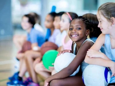 Spielerisch lernen und bewegen mit Spiele Kindergarten Turnhalle fuer Kinder