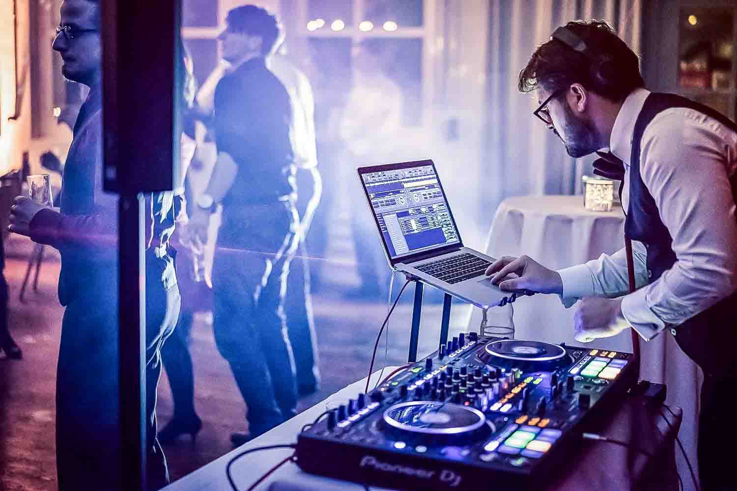 Schaffen Sie magische Momente mit einem professionellen Hochzeits-DJ