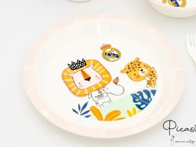 Rutschfester Kinderteller aus Silikon – personalisiert und perfekt für selbstständiges Essen