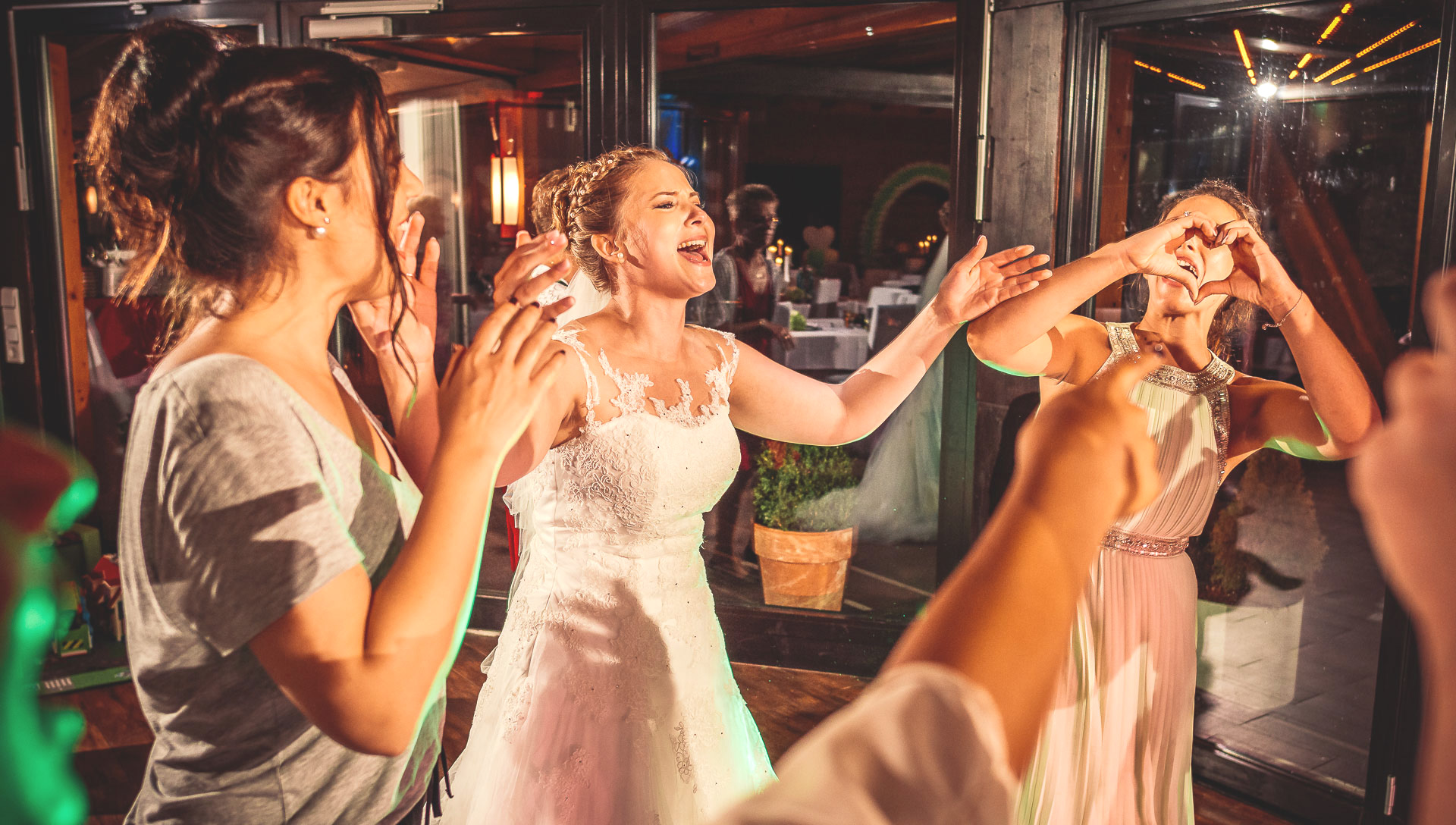 DJ Hochzeit vs. Live-Band: Vor- und Nachteile im Vergleich