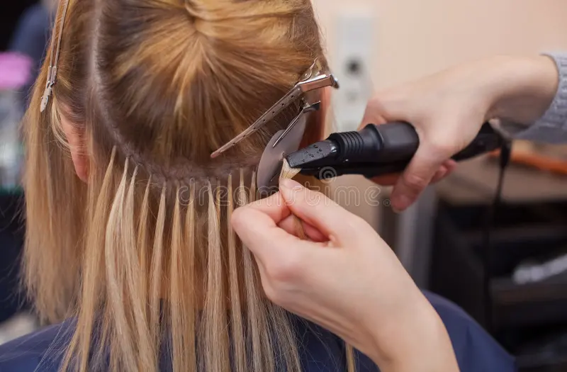 Strahlende Schönheit: Tape Extensions für ein glänzendes Finish