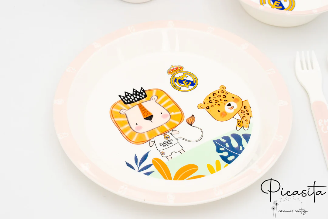 Rutschfester Kinderteller aus Silikon – personalisiert und perfekt für selbstständiges Essen
