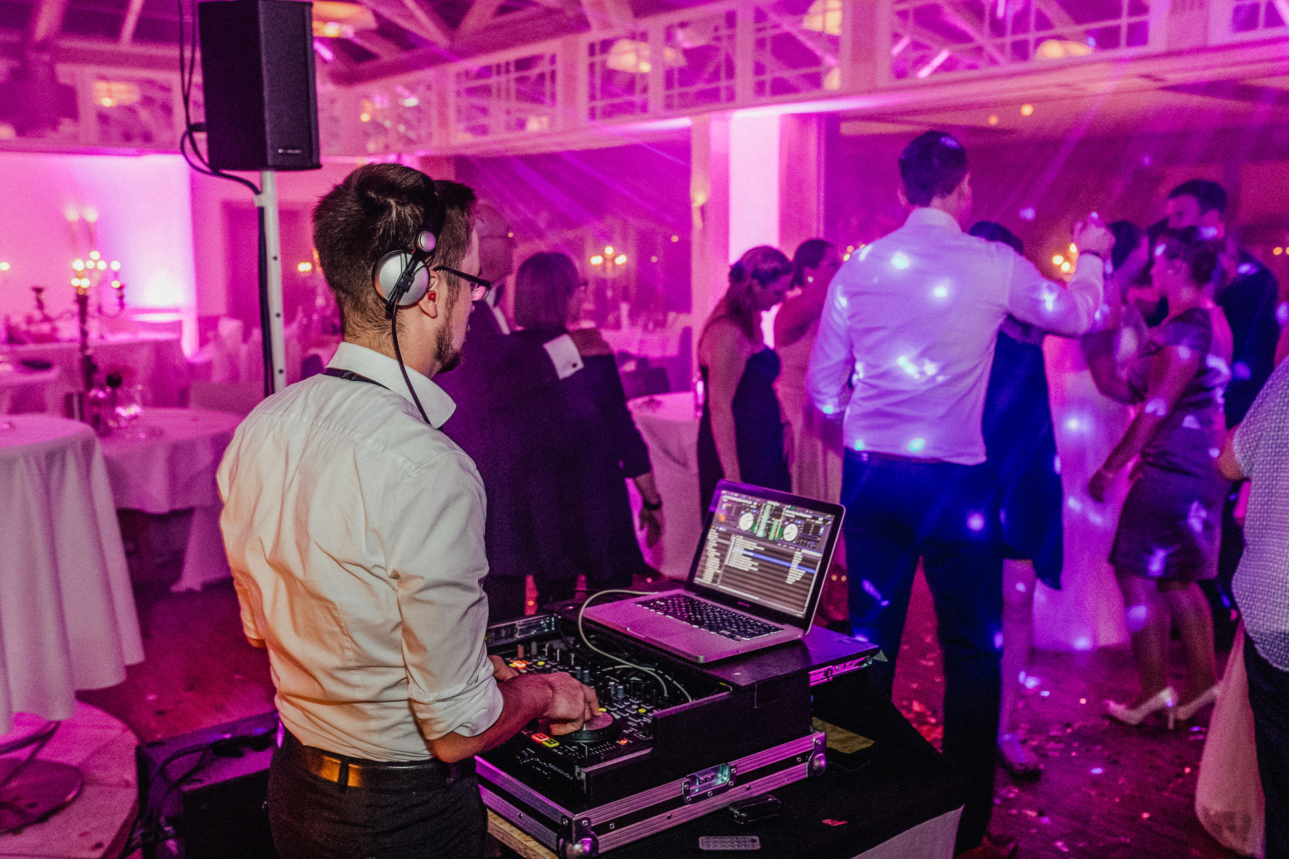 Herzensstränge und Harmonien: Chroniken von Hochzeits-DJs
