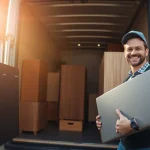 Umzugsunternehmen Hagen hilft beim sicheren Verladen von Möbeln in den Umzugstransporter.