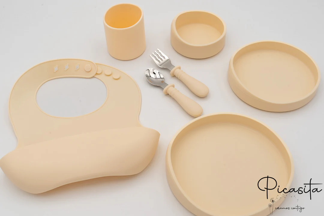 Rutschfester Kinderteller aus Silikon – personalisiert und perfekt für selbstständiges Essen